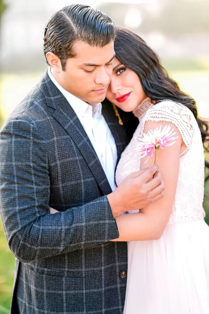 paris-couple-photography-intimate-romantic-flower