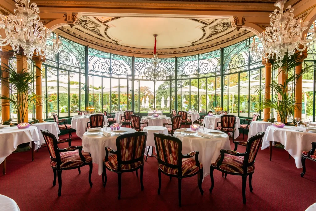 La Grande Cascade Paris restaurant Belle Époque glass rotunda dining room with Murano chandeliers and garden views in the Bois de Boulogne
